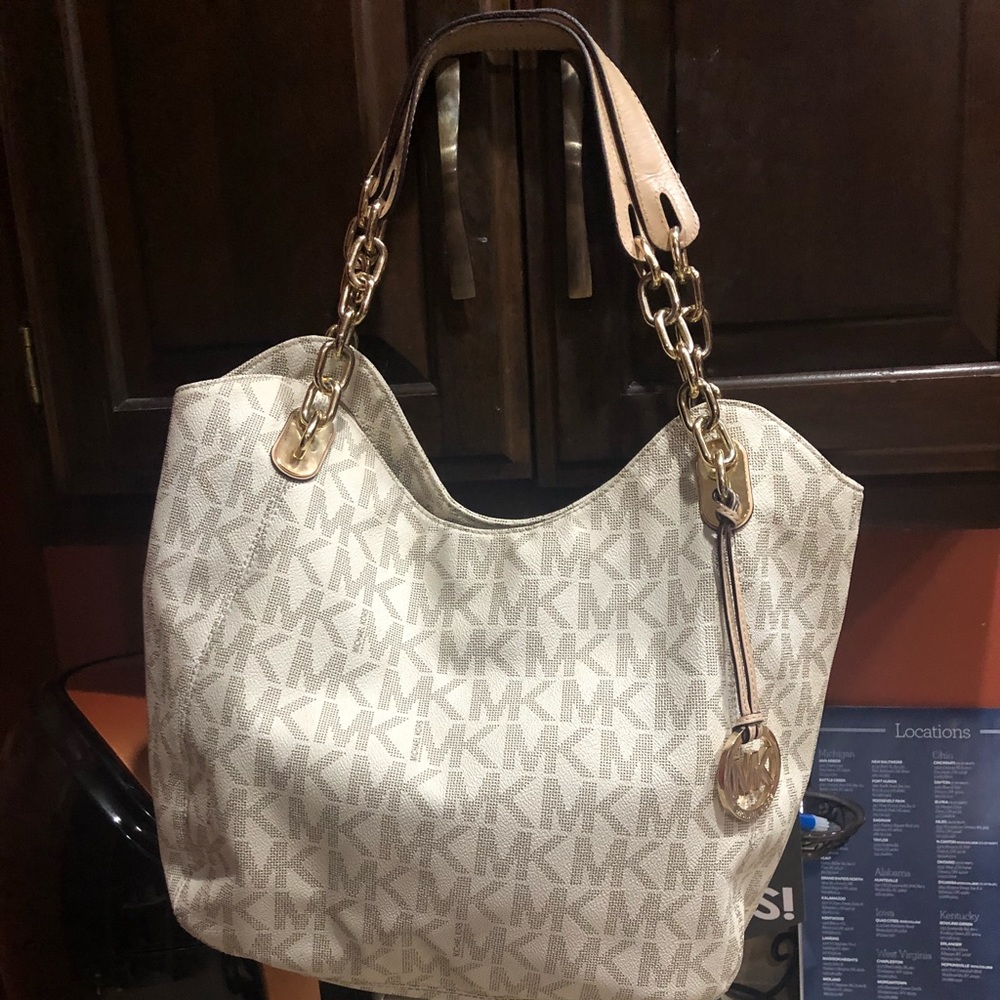 Michael Kors bag❤️ Super cute!!!!!